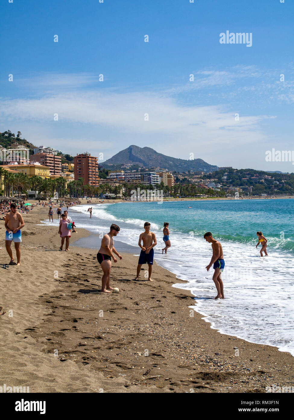 Le persone che si godono la spiaggia di Playa de la Malagueta in Malaga, Spagna. Foto Stock