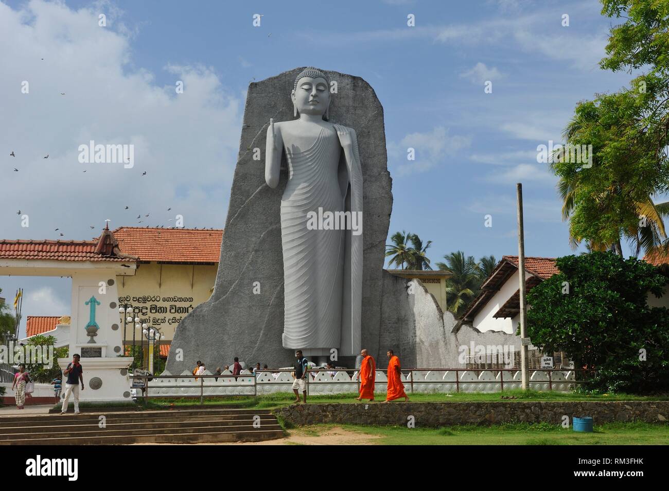 Monumentale statua di Buddha a Uthpalawanna Sri Vishnu Devalaya tempio, entrambi buddisti e indù, luogo di culto, Dondra, South Coast, Sri Lanka, Foto Stock