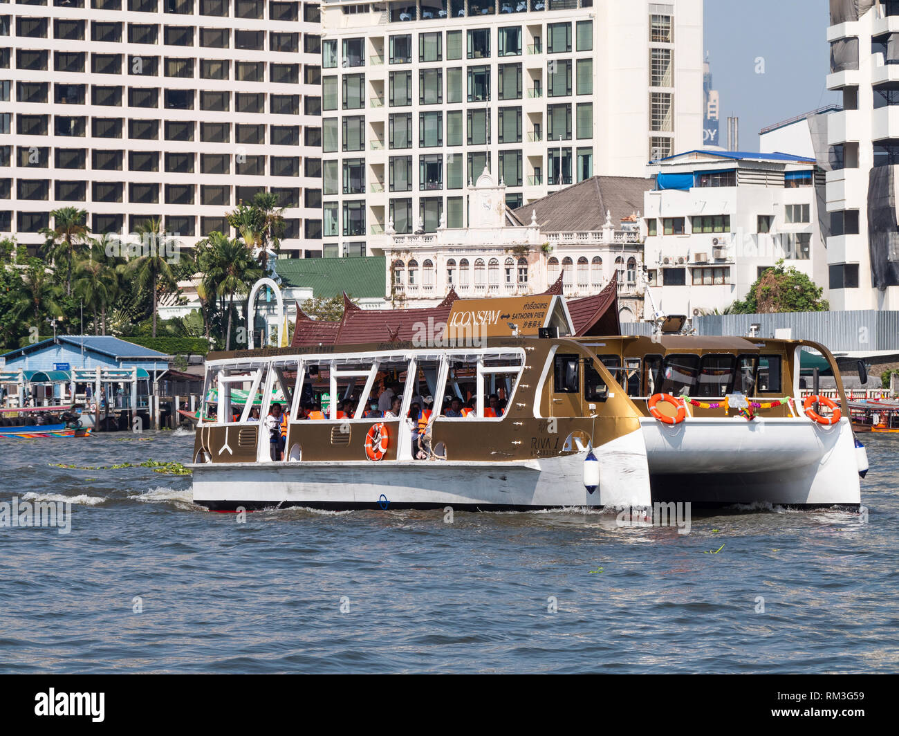 Traghetto navetta, il trasporto di passeggeri tra Iconsiam, un nuovo centro commerciale e di intrattenimento e residence complesso sulla riva occidentale del Fiume Chao Praya River in Foto Stock
