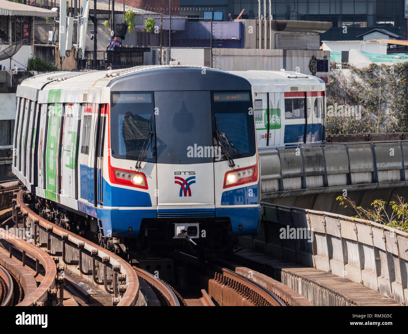 BTS Skytrain, la linea di Silom, vicino a Chong Nonsi stazione in Bangkok. Foto Stock