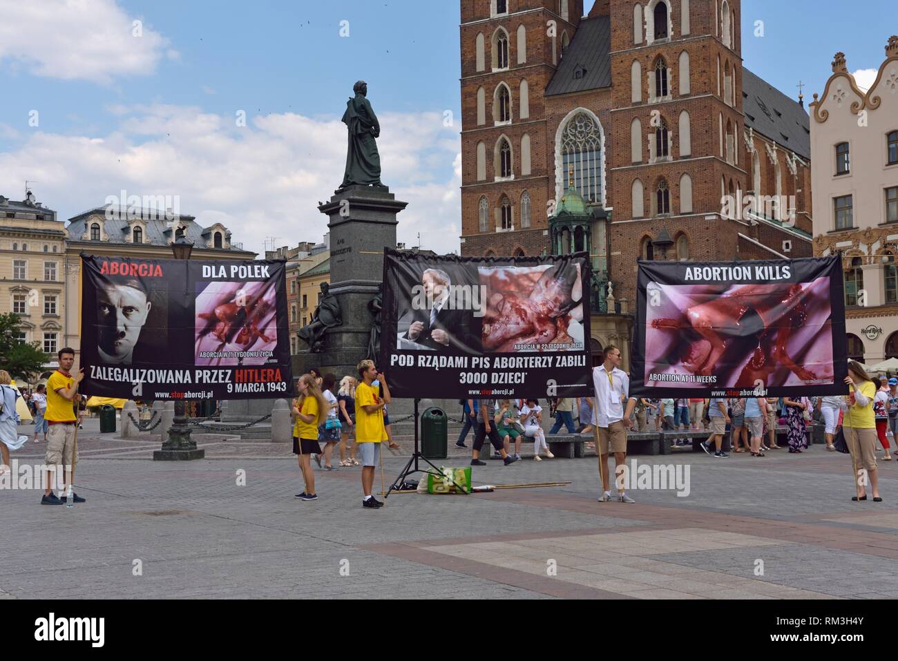 Anti-aborto dimostrazione sul Rynek Glowny, la piazza principale della città vecchia di Cracovia, Malopolska provincia (Piccola Polonia), Polonia, Europa Centrale. Foto Stock