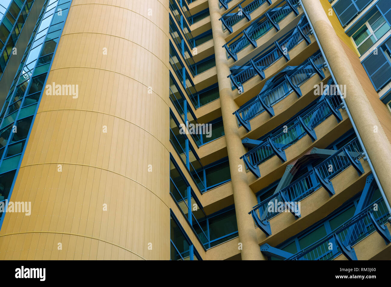 Frammento della facciata di un edificio moderno con strutture in metallo Foto Stock