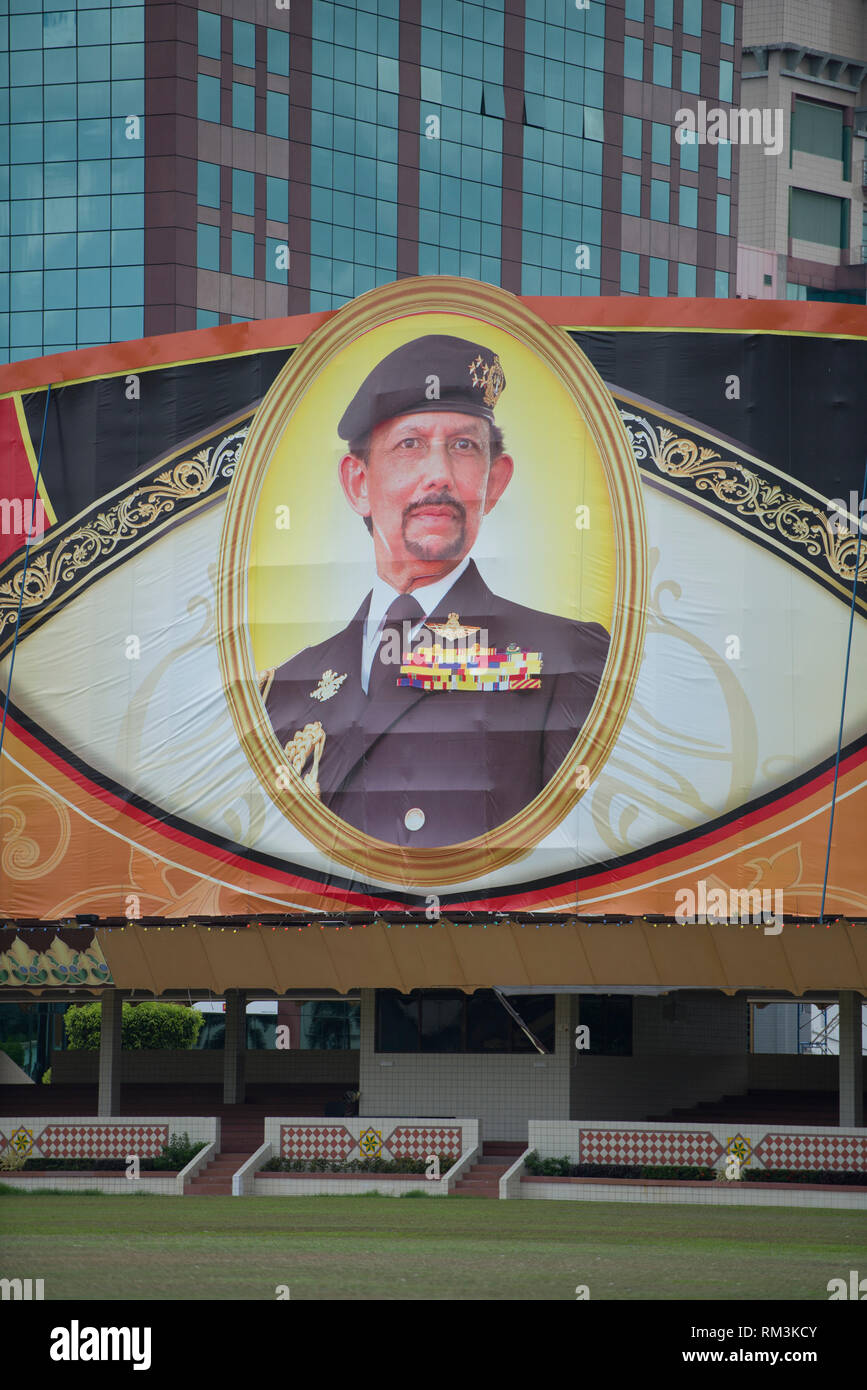 Sultan ritratto, Haji Hassanal Bolkiah in uniforme militare e medaglie, Haji Sir Muda Omar Ali Saifuddien Park, Bandar Seri Begawan, Brunei Foto Stock