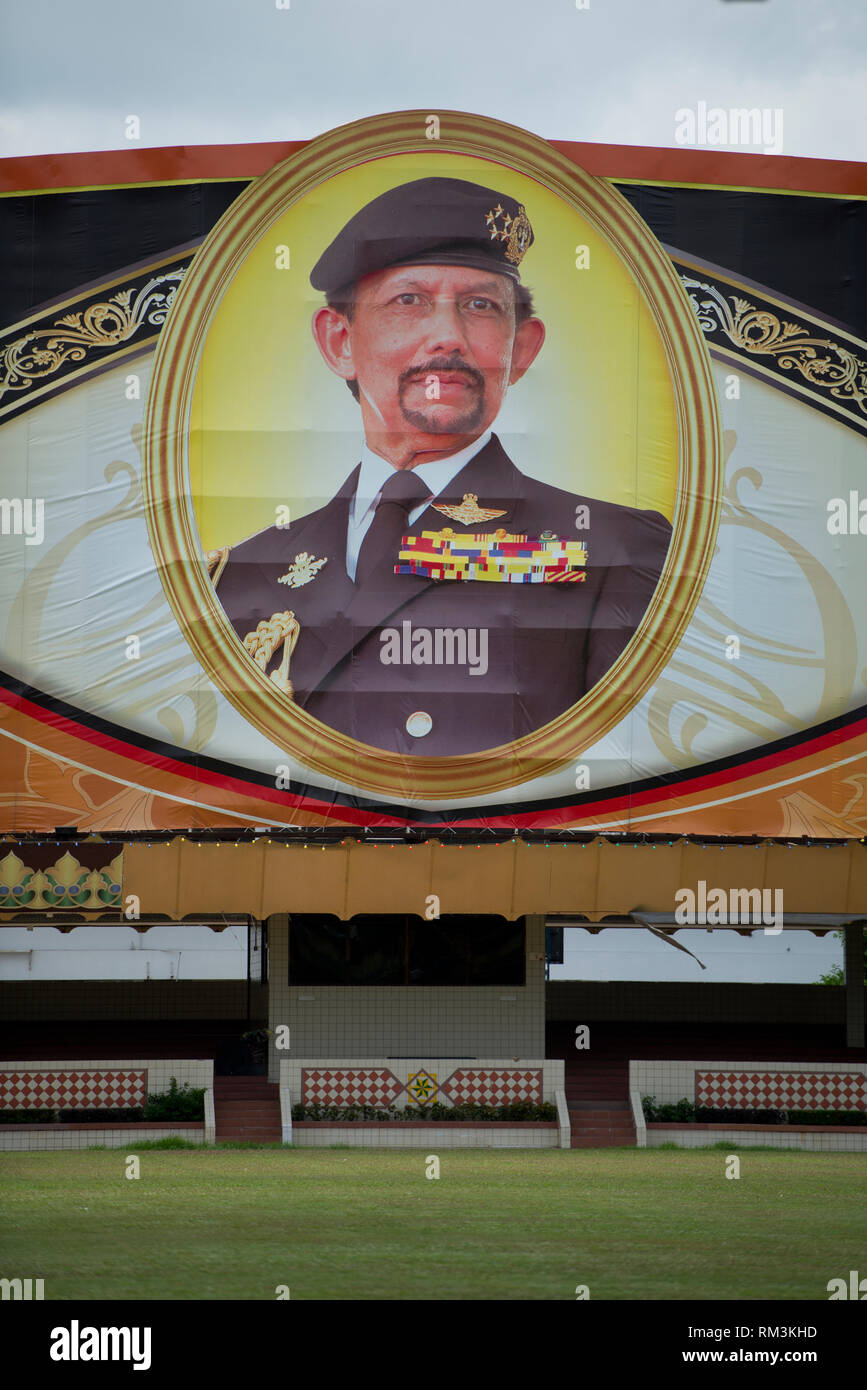 Sultan ritratto, Haji Hassanal Bolkiah in uniforme militare e medaglie, Haji Sir Muda Omar Ali Saifuddien Park, Bandar Seri Begawan, Brunei Foto Stock