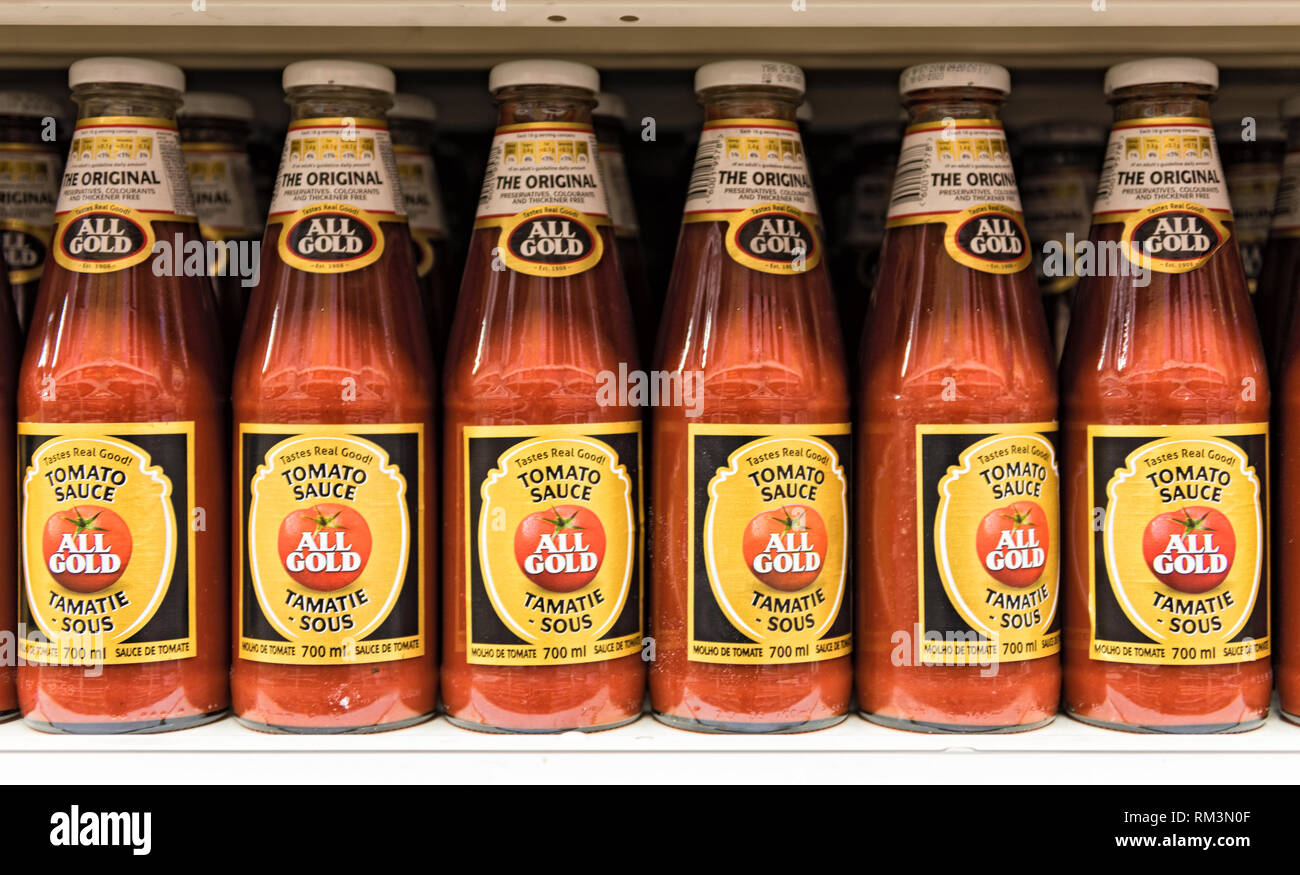 Scaffale di supermercato con tutti i gold tomato ketchup bottiglie Foto Stock
