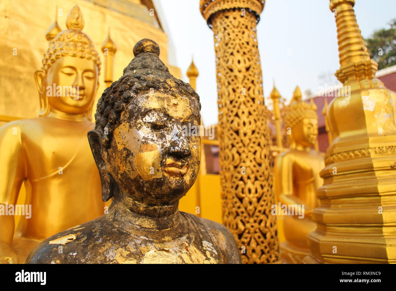 La faccia della statua di Buddha fino vicino al Wat Phra That Cho Hae, il tempio thailandese in Phrae, Thailandia. Foto Stock