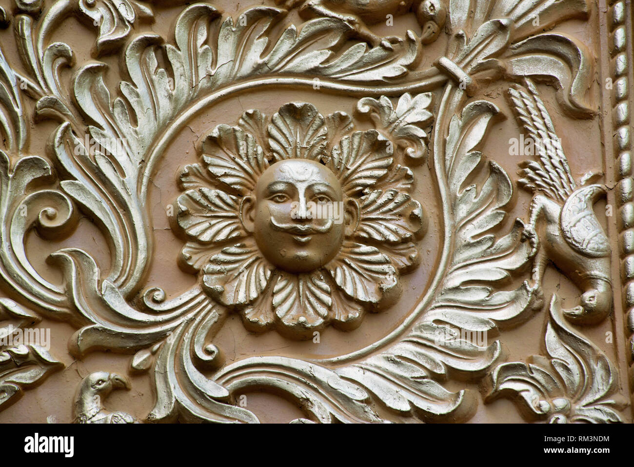 Rilievo del dio Sole decorazione per Ganapati festival di Pune, Maharashtra, India, Asia Foto Stock