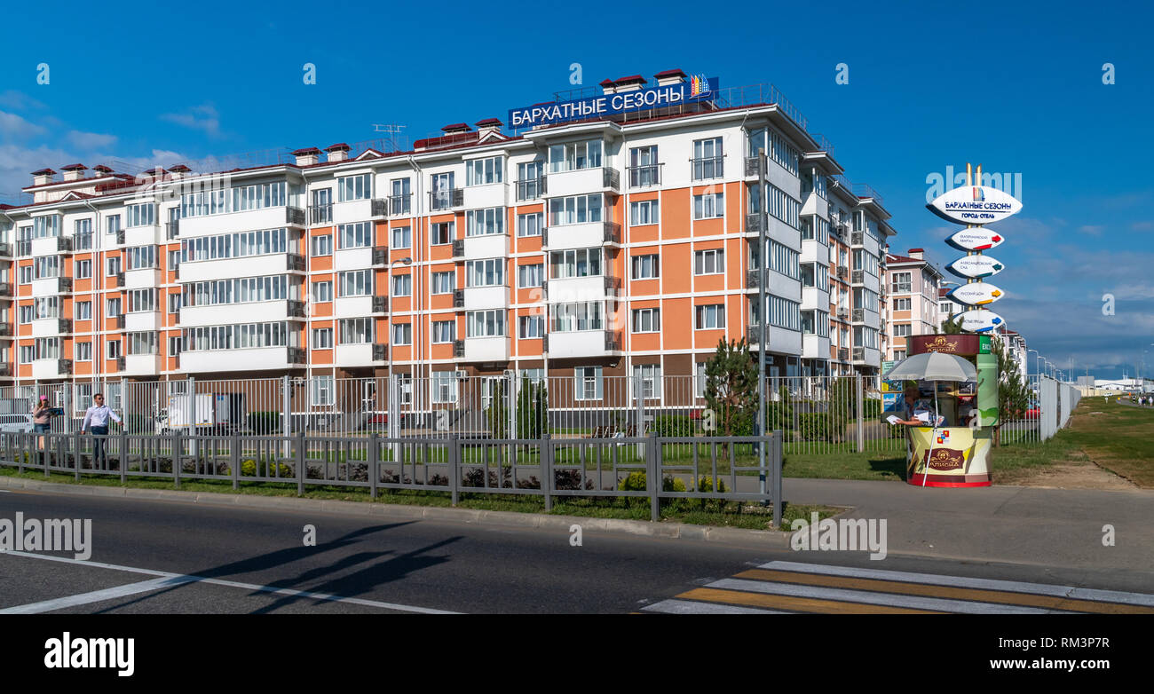 Sochi, Russia - 4 giugno. 2018. Barkhatnyye sezony complesso alberghiero nel villaggio olimpico di Adler Foto Stock