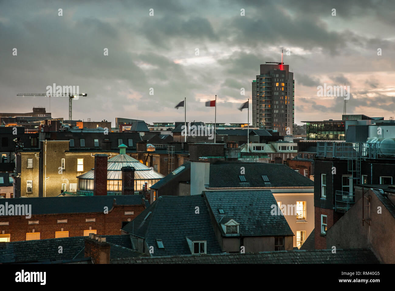 La città di Cork, Cork, Irlanda. Xiii Febbraio, 2019. Una vista panoramica sui tetti della città di Cork all'alba con l'Elysian, Irlanda edificio più alto. Credito: David Creedon/Alamy Live News Foto Stock