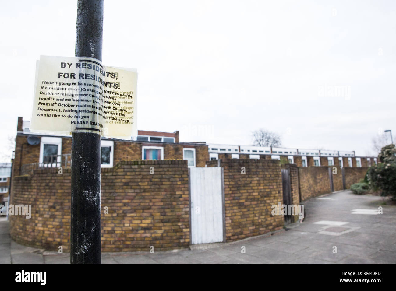 Londra, Regno Unito. 12 Febbraio, 2019. Il giardini Cressingham station wagon, costruito tra il 1967-1979, è una ad alta densità bassa-aumento della tenuta di 306 misti unità di alloggiamento sul bordo meridionale del Parco Brockwell a Lambeth, di cui circa 200 sono sociali o affitto di alloggi temporanei case. Progettato da architetti guidati da Edward Hollamby per includere un asilo e alloggi per disabili residenti, essa è stata a lungo considerata di pregio architettonico ed è popolare con i suoi residenti, una fiorente e lunga mista della Comunità. Credito: Mark Kerrison/Alamy Live News Foto Stock