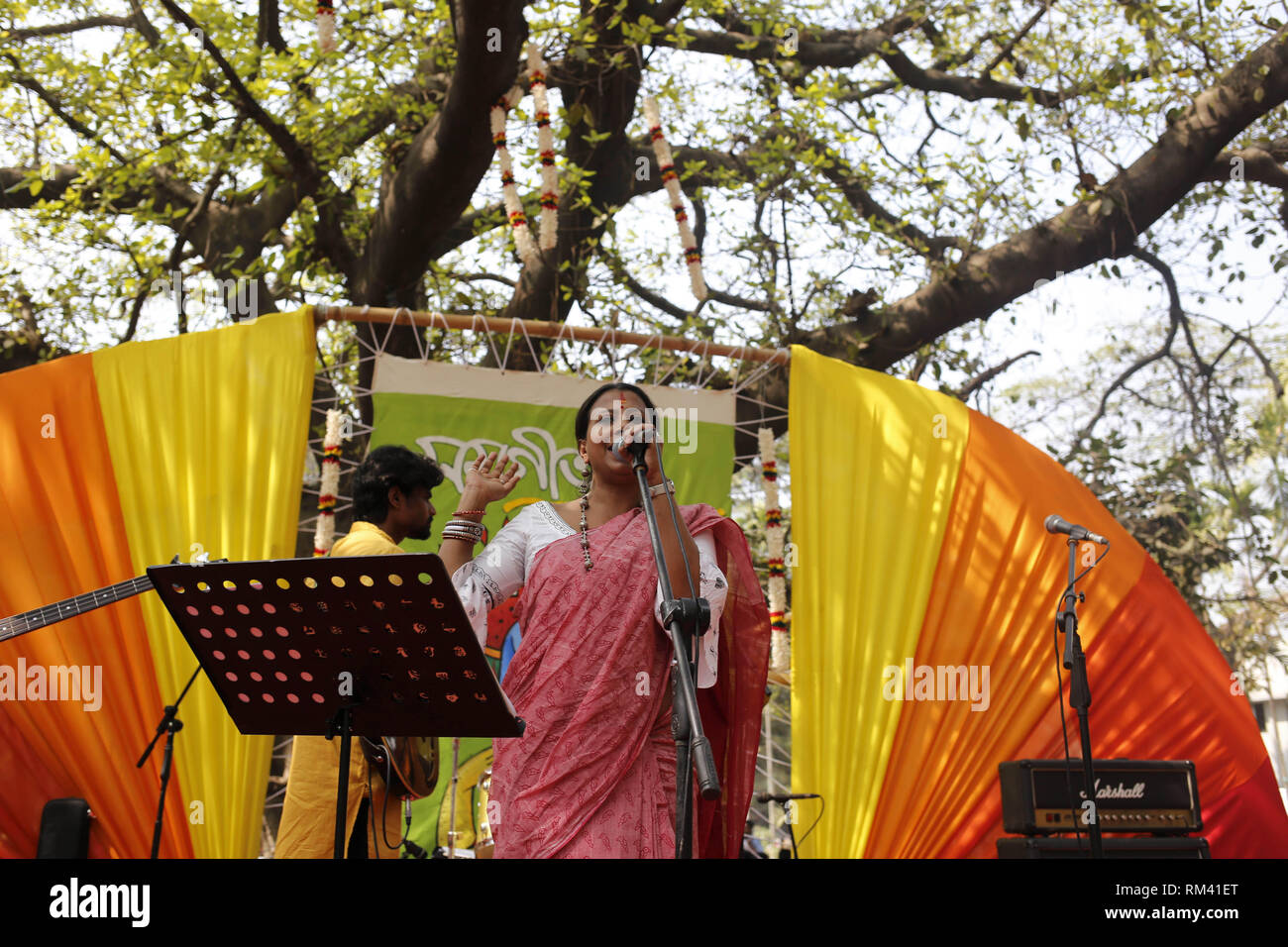 Dacca in Bangladesh. Xiii Febbraio, 2019. Kazi Krishnokoli Islam esegue una canzone in Basanta Utsab (Festa della Primavera) nell'università di Dhaka campus. Credito: MD Mehedi Hasan/ZUMA filo/Alamy Live News Foto Stock