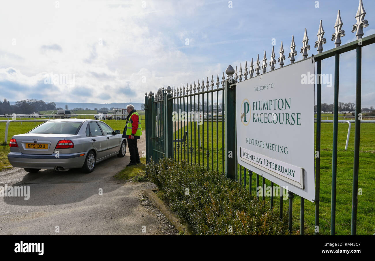 Brighton, Regno Unito. Xiii Febbraio, 2019. Gli scommettitori arrivano come racing è tornato in modo nuovamente a Plumpton Racecourse in Sussex dopo la recente sospensione delle corse di cavalli in tutta la Gran Bretagna a causa di un focolaio di influenza equina Credito: Simon Dack/Alamy Live News Foto Stock