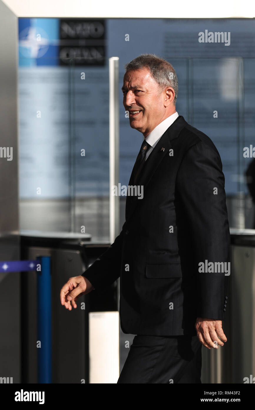 Bruxelles, Belgio. Xiii Febbraio, 2019. Il Ministro turco della difesa Hulusi Akar arriva per i ministri della difesa NATO incontro presso la sede della NATO a Bruxelles, Belgio, Feb 13, 2019. Credito: Zheng Huansong/Xinhua/Alamy Live News Foto Stock