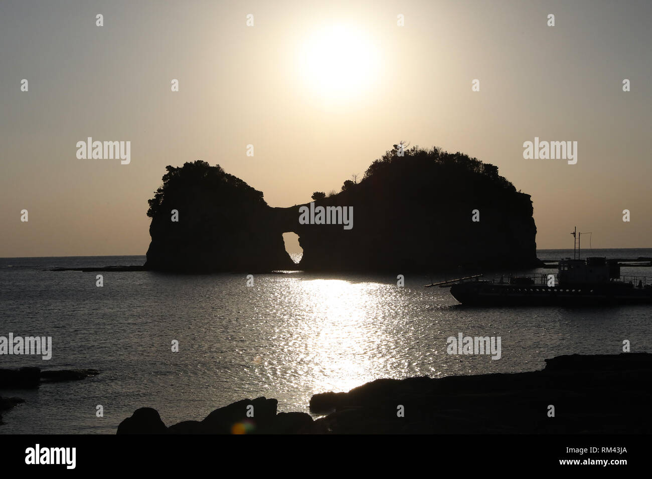 Wakayama. Xiii Febbraio, 2019. Foto scattata il 13 febbraio, 2019 mostra Engetsu isola sotto il tramonto in Wakayama, Giappone. Engetsu Island è una piccola isola con un arco naturale al largo della costa di Shirahama in Giappone della prefettura di Wakayama. Credito: Du Natalino/Xinhua/Alamy Live News Foto Stock