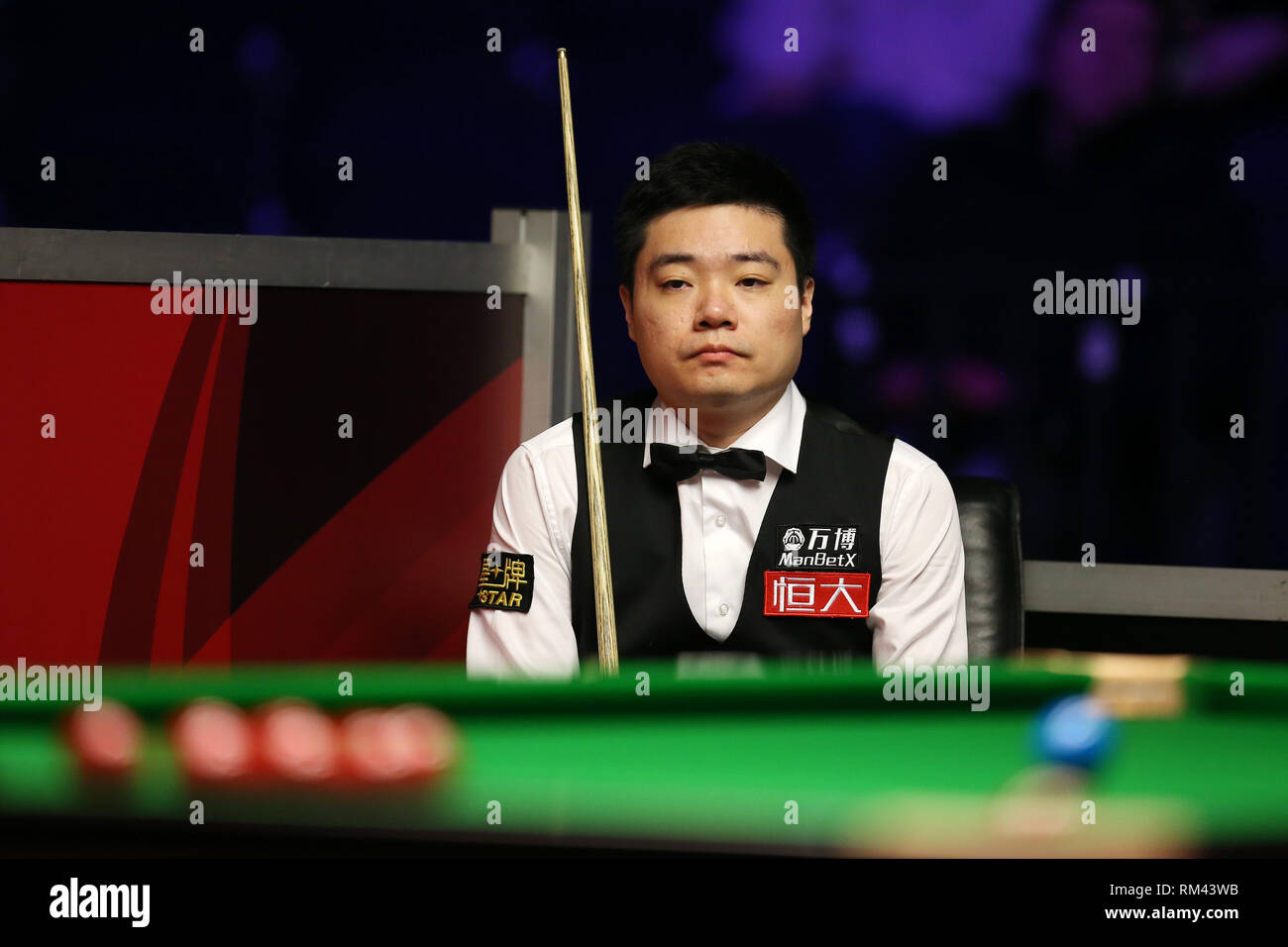 Cardiff, Regno Unito. Xiii Febbraio, 2019. Ding Junhui della Cina durante il suo secondo round match contro Oliver linee. Welsh Open snooker, giorno 3 presso il Motorpoint Arena in Cardifft, nel Galles del Sud Mercoledì 13 febbraio 2019. pic tramite carta di credito: Andrew Orchard/Alamy Live News Foto Stock