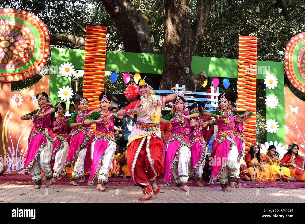 (190213) -- DHAKA, Feb 13, 2019 (Xinhua) -- Le persone che frequentano Pahela Falgun celebrazione del festival di Dacca, capitale del Bangladesh, Feb 13, 2019. Popolo del Bangladesh a Mercoledì celebrato Pahela Falgun, annunciano l'arrivo della primavera. (Xinhua/Stringer) Foto Stock