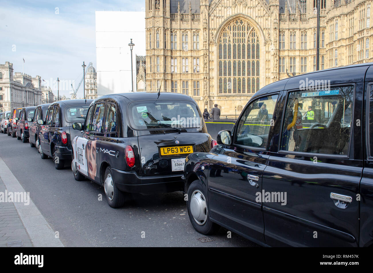 Londra, UK, 13 febbraio 2019 Black Cabs signore la strada al di fuori della sede del parlamento in segno di protesta contro la TFL rendendo Tottenham Court Road per autobus e moto solo durante il giorno da lunedì a sabato. Foto Stock