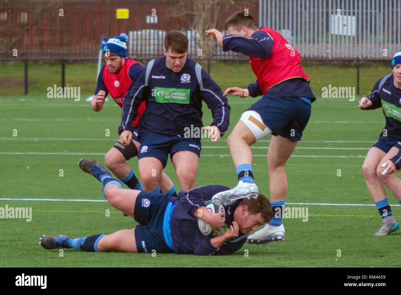 Clydebank, Scotland, Regno Unito. Il 13 febbraio, 2019. La Scozia e la Scozia U20s durante l'apertura sessione di formazione a Clydebank Community Sport mozzo, vicino a Glasgow, durante il Guinness Sei Nazioni maggese settimana. Iain McGuinness / Alamy Live News Foto Stock