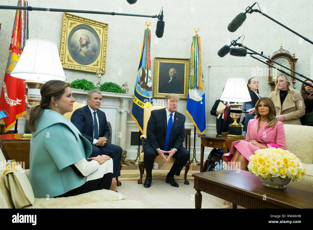 Washington, DC, Stati Uniti d'America. Xiii Febbraio, 2019. Il presidente statunitense Trump (2-R) incontra il Presidente della Colombia Ivan Duque (2-L), accanto a noi la First Lady Melania Trump (R) e First Lady della Colombia Maria Juliana Ruiz Sandoval (L), nell'Ufficio Ovale della Casa Bianca di Washington, DC, Stati Uniti d'America, 13 febbraio 2019. Presidente Trump e Presidente Duque sono riuniti per discutere le politiche economiche, la lotta al traffico di stupefacenti e la situazione attuale in Venezuela. Credito: Michael Reynolds/Piscina via CNP | Utilizzo di credito in tutto il mondo: dpa/Alamy Live News Foto Stock