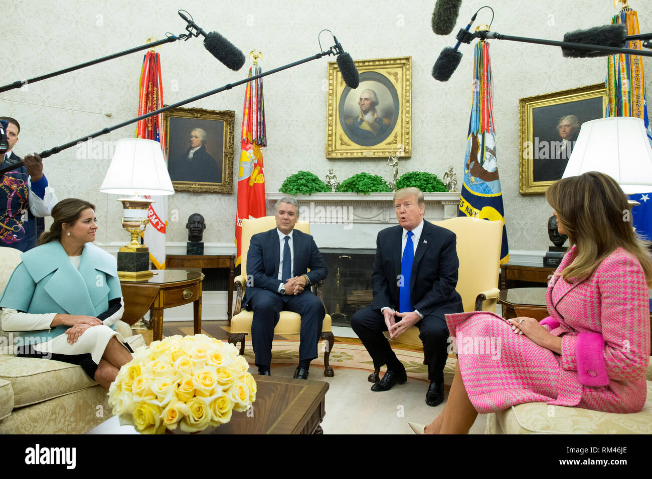 Washington, DC, Stati Uniti d'America. Xiii Febbraio, 2019. Il presidente statunitense Trump (2-R) incontra il Presidente della Colombia Ivan Duque (2-L), accanto a noi la First Lady Melania Trump (R) e First Lady della Colombia Maria Juliana Ruiz Sandoval (L), nell'Ufficio Ovale della Casa Bianca di Washington, DC, Stati Uniti d'America, 13 febbraio 2019. Presidente Trump e Presidente Duque sono riuniti per discutere le politiche economiche, la lotta al traffico di stupefacenti e la situazione attuale in Venezuela. Credito: Michael Reynolds/Piscina via CNP | Utilizzo di credito in tutto il mondo: dpa/Alamy Live News Foto Stock