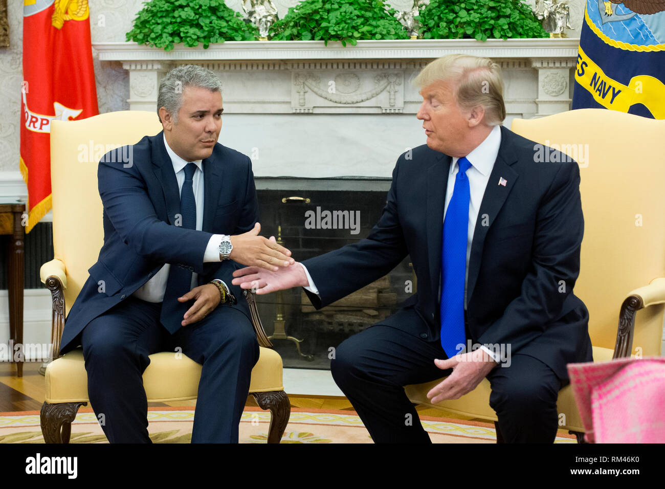 Washington, DC, Stati Uniti d'America. Xiii Febbraio, 2019. Il presidente statunitense Trump (R) scuote le mani con il Presidente della Colombia Ivan Duque (L) durante la loro riunione nell'Ufficio Ovale della Casa Bianca di Washington, DC, Stati Uniti d'America, 13 febbraio 2019. Presidente Trump e Presidente Duque sono riuniti per discutere le politiche economiche, la lotta al traffico di stupefacenti e la situazione attuale in Venezuela. Credito: Michael Reynolds/Piscina via CNP | Utilizzo di credito in tutto il mondo: dpa/Alamy Live News Foto Stock