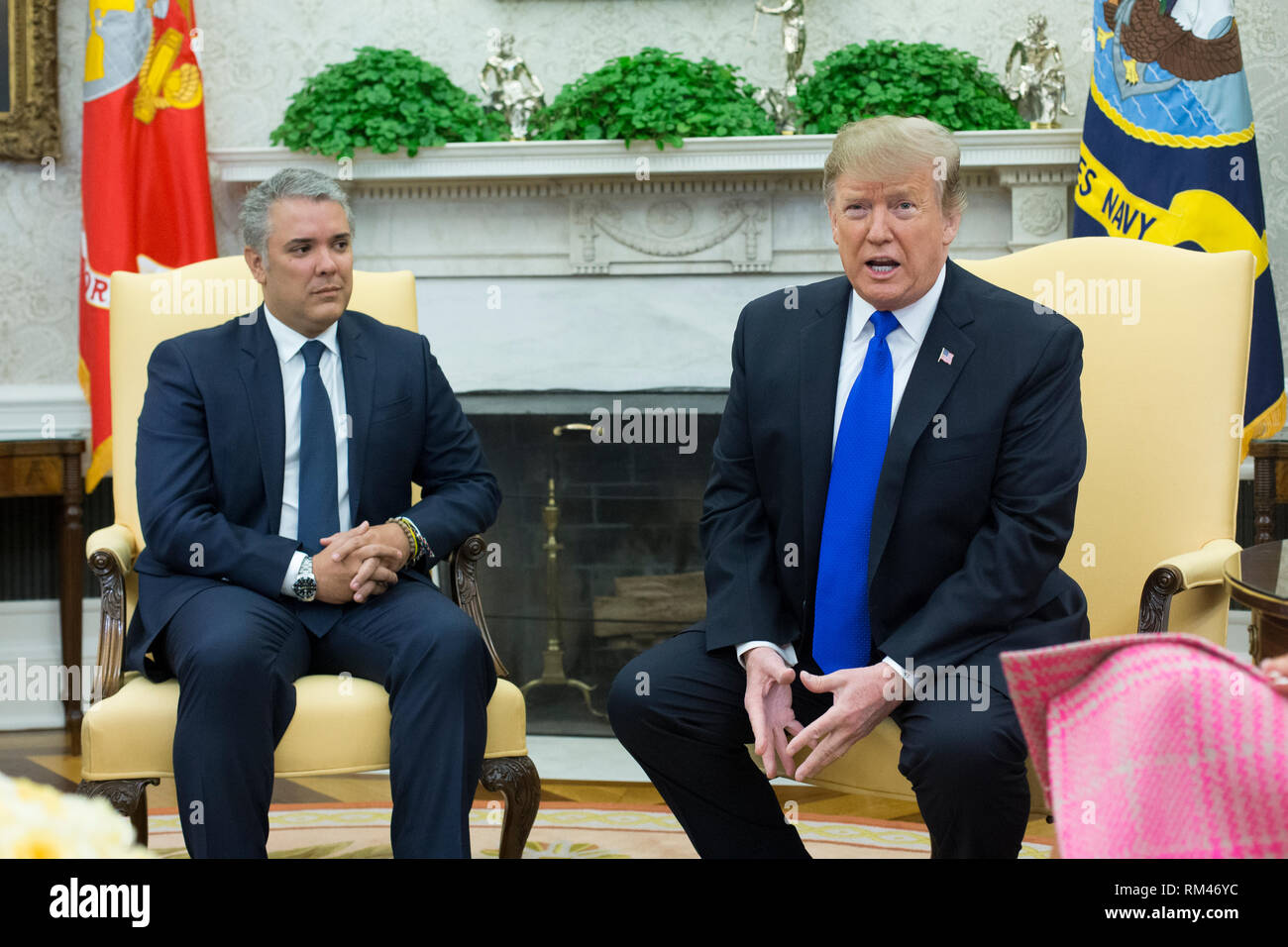 Washington, DC, Stati Uniti d'America. Xiii Febbraio, 2019. Il presidente statunitense Trump (R) fornisce il commento accanto al Presidente della Colombia Ivan Duque (L) durante la loro riunione nell'Ufficio Ovale della Casa Bianca di Washington, DC, Stati Uniti d'America, 13 febbraio 2019. Presidente Trump e Presidente Duque sono riuniti per discutere le politiche economiche, la lotta al traffico di stupefacenti e la situazione attuale in Venezuela. Credito: Michael Reynolds/Piscina via CNP | Utilizzo di credito in tutto il mondo: dpa/Alamy Live News Foto Stock