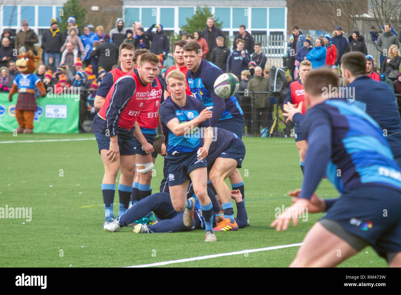 Clydebank, Scotland, Regno Unito. Il 13 febbraio, 2019. La Scozia e la Scozia U20s durante l'apertura sessione di formazione a Clydebank Community Sport mozzo, vicino a Glasgow, durante il Guinness Sei Nazioni maggese settimana. Iain McGuinness / Alamy Live News Foto Stock