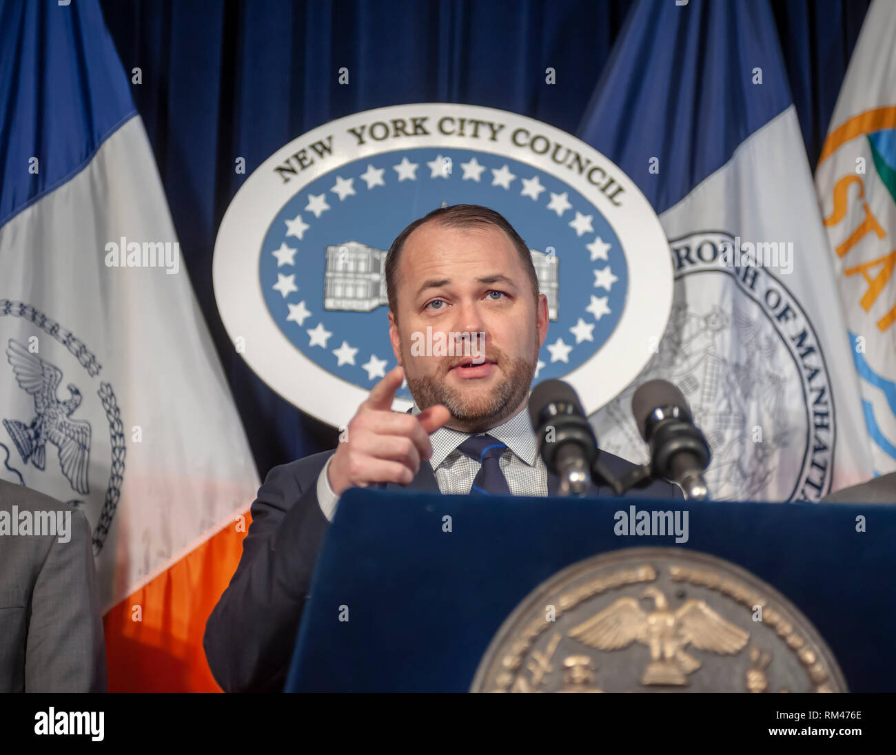 New York, Stati Uniti d'America. Xiii Febbraio, 2019. New York City Council altoparlante e agire pubblico avvocato Corey Johnson e i membri del New York City Council tenere una conferenza stampa su Mercoledì, 13 febbraio 2019 nella Red Room di New York City Hall. Oltre a parlare della legislazione in sospeso Johnson ha parlato di assertivamente omofobi osservazioni fatte dal Consiglio degli Stati Ruben Diaz Sr. e l'altoparlante del piano di sciogliere il comitato FHV di cui Diaz è il presidente. ( © Richard B. Levine) Credito: Richard Levine/Alamy Live News Foto Stock