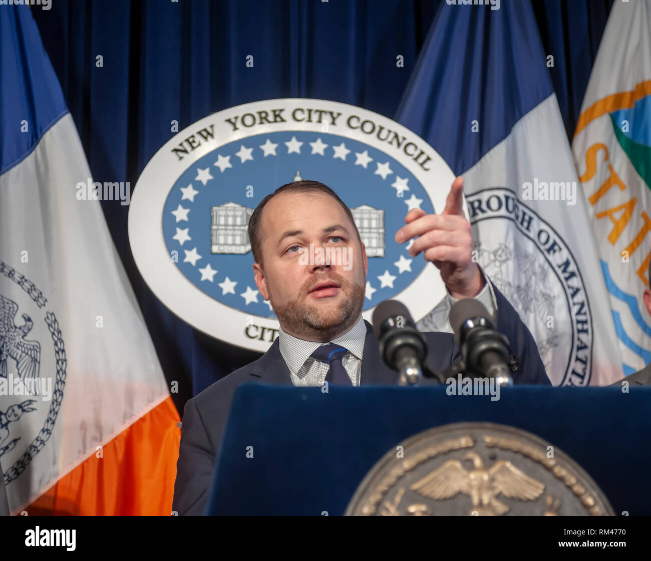 New York, Stati Uniti d'America. Xiii Febbraio, 2019. New York City Council altoparlante e agire pubblico avvocato Corey Johnson e i membri del New York City Council tenere una conferenza stampa su Mercoledì, 13 febbraio 2019 nella Red Room di New York City Hall. Oltre a parlare della legislazione in sospeso Johnson ha parlato di assertivamente omofobi osservazioni fatte dal Consiglio degli Stati Ruben Diaz Sr. e l'altoparlante del piano di sciogliere il comitato FHV di cui Diaz è il presidente. ( © Richard B. Levine) Credito: Richard Levine/Alamy Live News Foto Stock