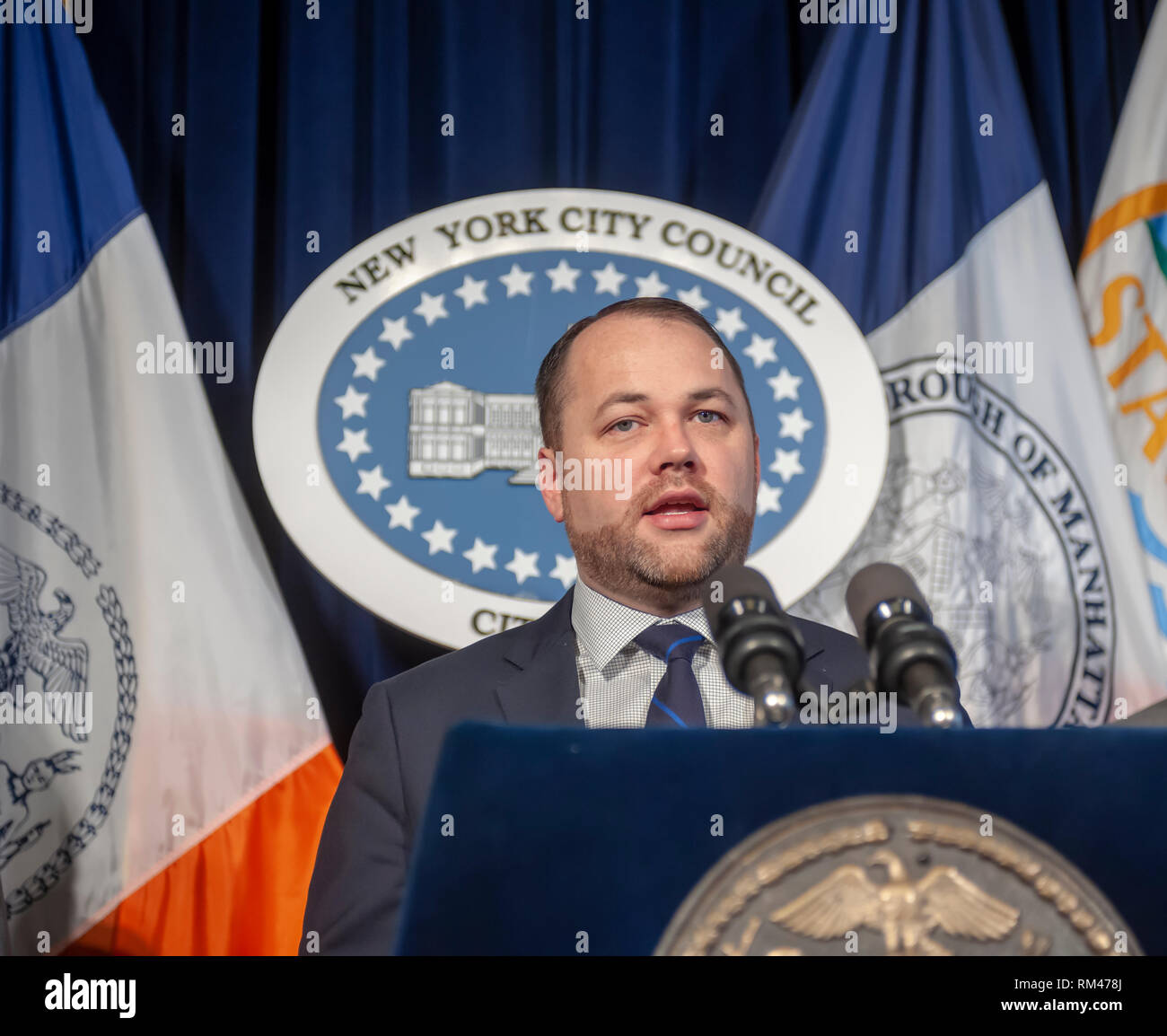 New York, Stati Uniti d'America. Xiii Febbraio, 2019. New York City Council altoparlante e agire pubblico avvocato Corey Johnson e i membri del New York City Council tenere una conferenza stampa su Mercoledì, 13 febbraio 2019 nella Red Room di New York City Hall. Oltre a parlare della legislazione in sospeso Johnson ha parlato di assertivamente omofobi osservazioni fatte dal Consiglio degli Stati Ruben Diaz Sr. e l'altoparlante del piano di sciogliere il comitato FHV di cui Diaz è il presidente. ( © Richard B. Levine) Credito: Richard Levine/Alamy Live News Foto Stock