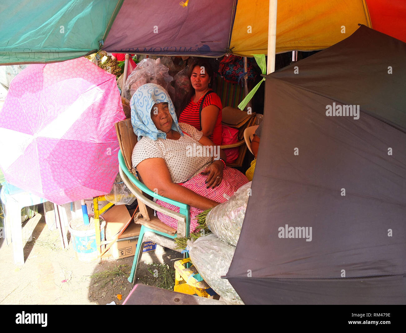 4 maggio 2012 - Manila, Filippine - un fornitore stanchi visto che un riposo durante il giorno di san valentino preparati in un mercato di Manila. (Credito Immagine: © Josefiel Rivera/SOPA immagini via ZUMA filo) Foto Stock