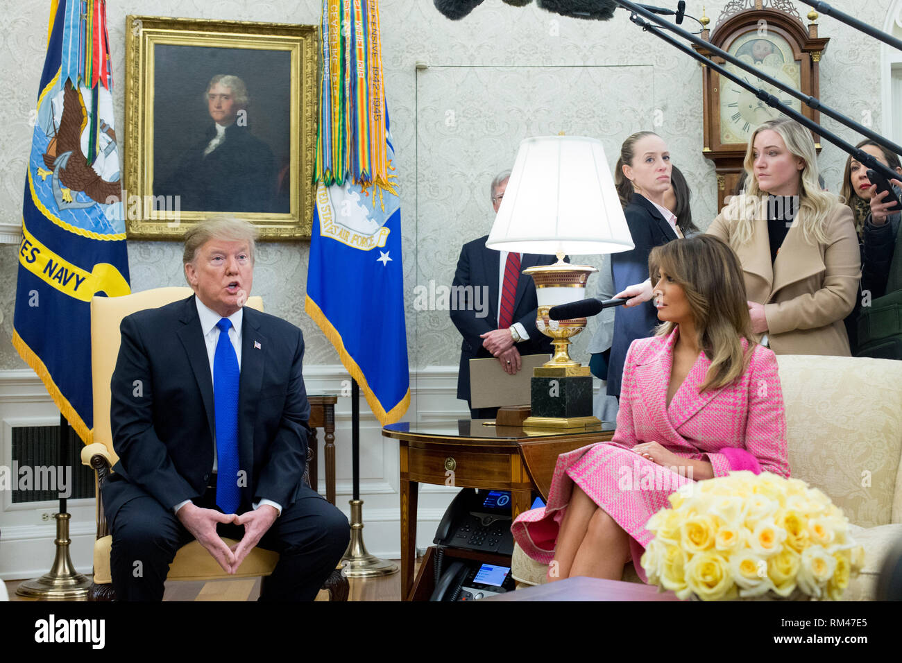 Washington DC, Stati Uniti d'America. Xiii Febbraio, 2019. Il presidente statunitense Trump (L) e noi la First Lady Melania Trump (R) partecipare a una riunione con i loro omologhi colombiano nell'Ufficio Ovale della Casa Bianca di Washington, DC, Stati Uniti d'America, 13 febbraio 2019. Presidente Trump si è incontrato con il Presidente della Colombia Ivan Duque per discutere le politiche economiche, la lotta al traffico di stupefacenti e la situazione attuale in Venezuela. Credito: Michael Reynolds/Piscina via CNP /MediaPunch Credito: MediaPunch Inc/Alamy Live News Foto Stock