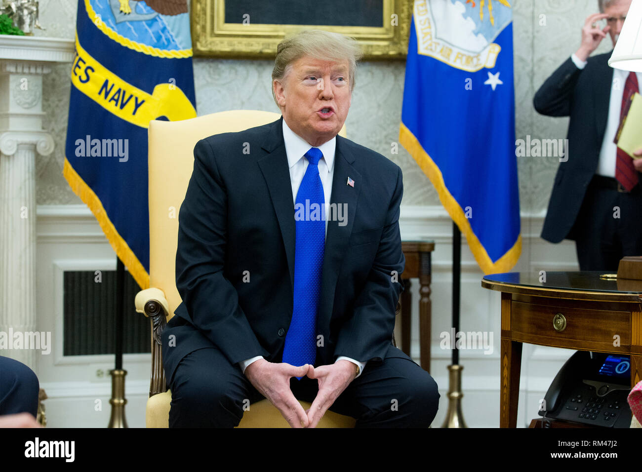 Washington DC, Stati Uniti d'America. Xiii Febbraio, 2019. Il presidente statunitense Trump offre commento nell'Ufficio Ovale della Casa Bianca di Washington, DC, Stati Uniti d'America, 13 febbraio 2019. Presidente Trump si è incontrato con il Presidente della Colombia Ivan Duque per discutere le politiche economiche, la lotta al traffico di stupefacenti e la situazione attuale in Venezuela. Credito: Michael Reynolds/Piscina via CNP /MediaPunch Credito: MediaPunch Inc/Alamy Live News Foto Stock