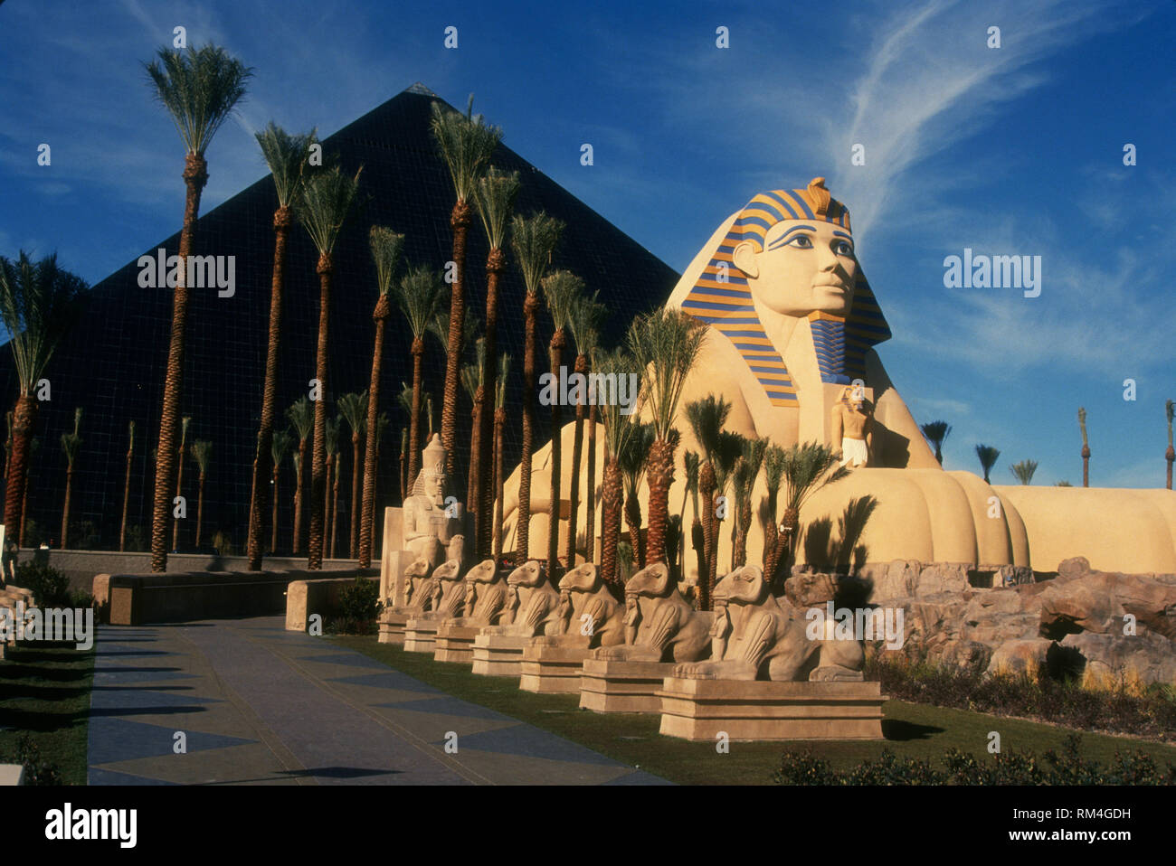 LAS VEGAS NV - 31 dicembre: una vista generale di atmosfera del Luxor Las Vegas Hotel e Casinò su dicembre 31, 1993, che si è aperto il 15 ottobre 1993 a 3900 South Las Vegas Boulevard di Las Vegas, Nevada. Foto di Barry re/Alamy Stock Photo Foto Stock