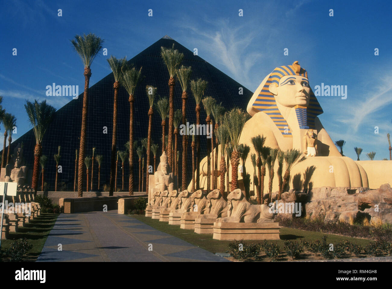 LAS VEGAS NV - 31 dicembre: una vista generale di atmosfera del Luxor Las Vegas Hotel e Casinò su dicembre 31, 1993, che si è aperto il 15 ottobre 1993 a 3900 South Las Vegas Boulevard di Las Vegas, Nevada. Foto di Barry re/Alamy Stock Photo Foto Stock