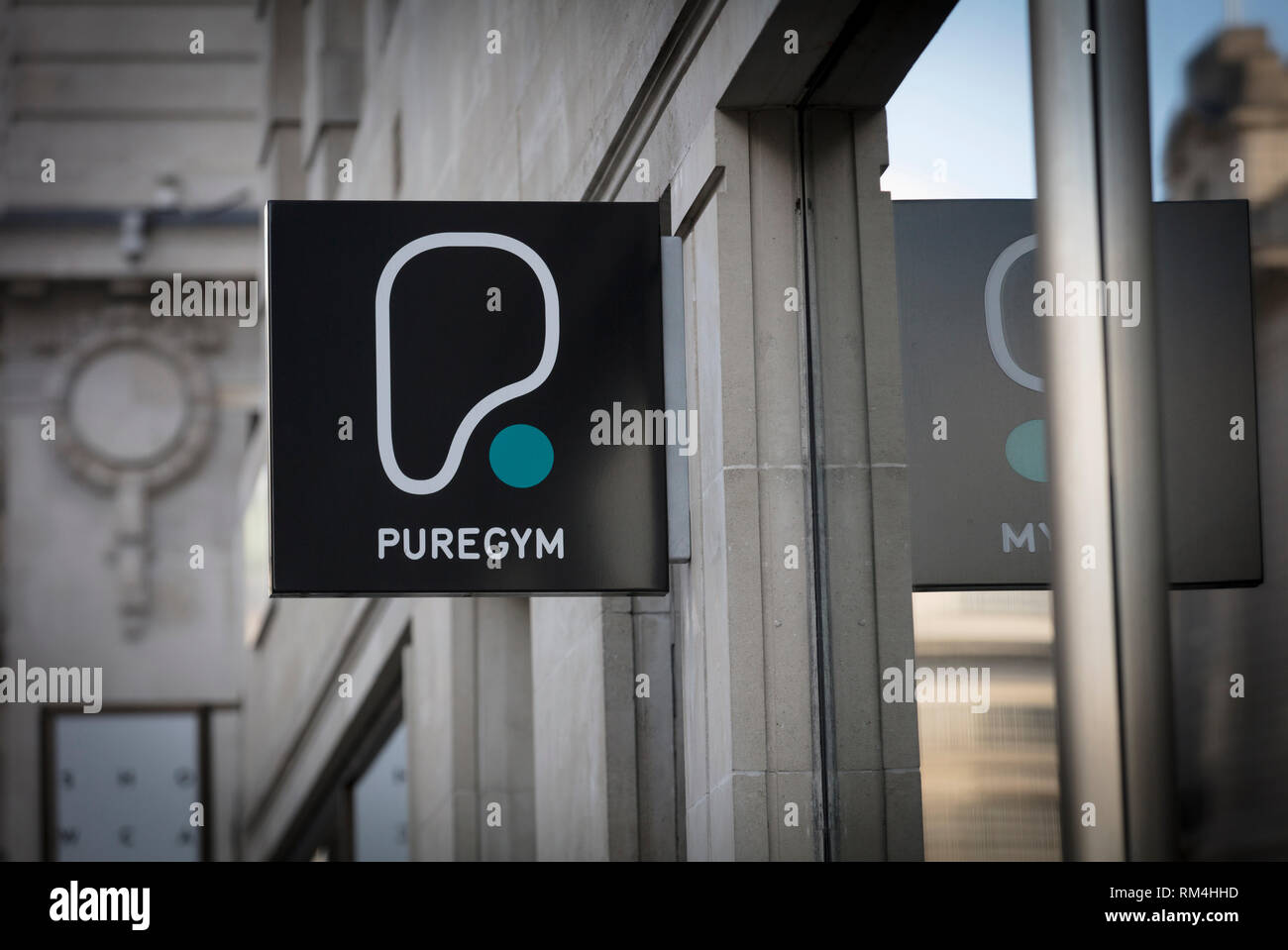 London, Greater London, Regno Unito, 7 febbraio 2018, un segno e un logo per PureGym nel centro di Londra Foto Stock
