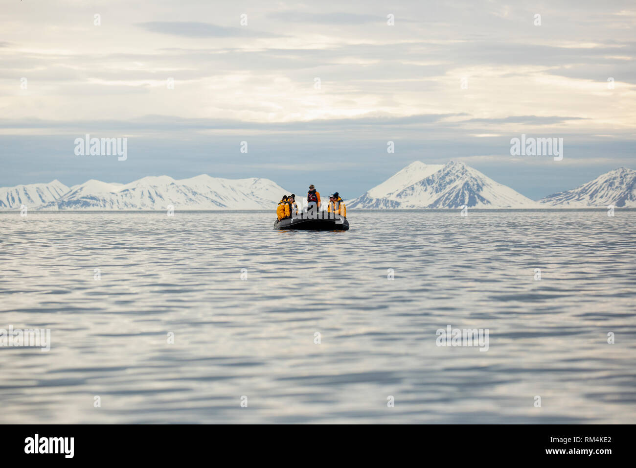 Crociera avventura passeggeri su una gomma zodiac squallido tour un iceberg in Spitsbergen, Norvegia in giugno Foto Stock