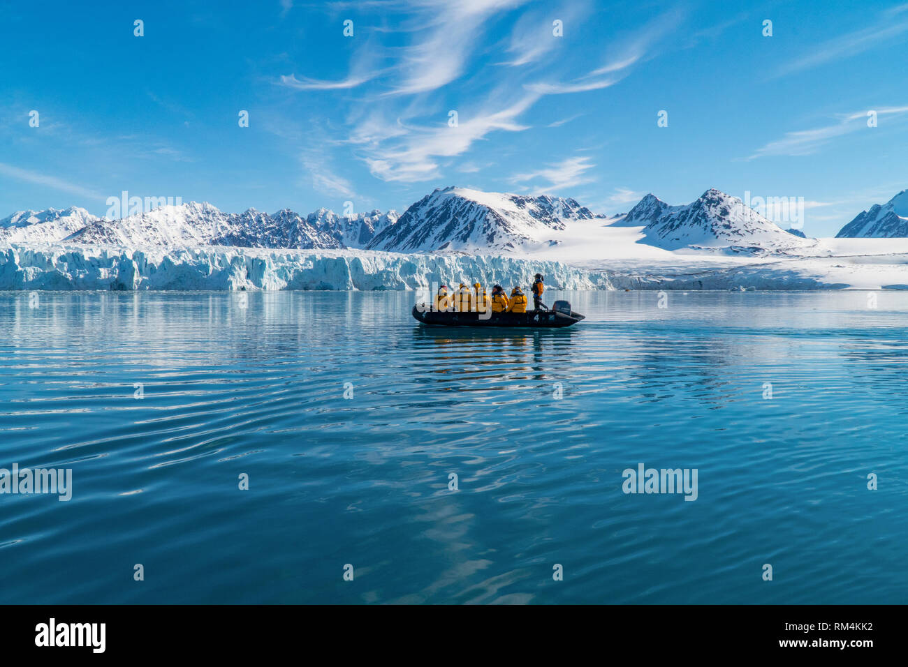 Crociera avventura passeggeri su una gomma zodiac squallido tour un iceberg in Spitsbergen, Norvegia in giugno Foto Stock