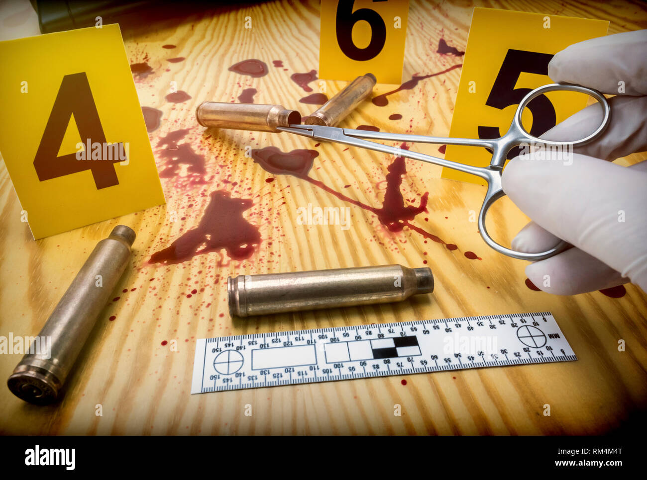 Scena del crimine, polizia scientifica di prelevare bullet tappo con le pinzette, regola di misurazione balistici, immagine concettuale, composizione orizzontale Foto Stock