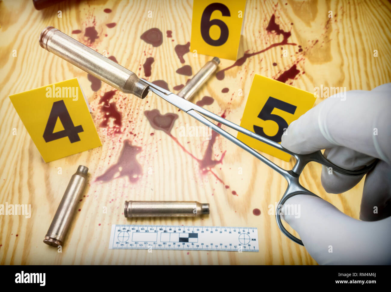Scena del crimine, polizia scientifica di prelevare bullet tappo con le pinzette, regola di misurazione balistici, immagine concettuale, composizione orizzontale Foto Stock