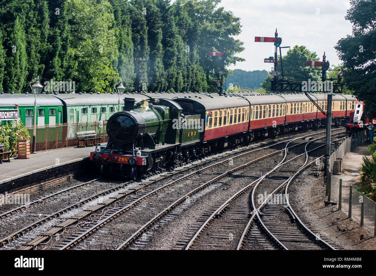 Un Great Western Railway classe locomotiva 2800 arrivando alla stazione di Bridgnorth in Severn Valley Railway Foto Stock