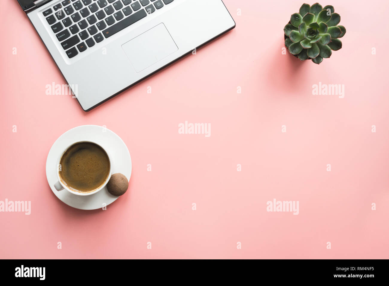 Aprire il computer portatile, la pianificazione e la tazza di caffè. Vista da sopra con copia spazio. Office business concetto. Il processo di lavorazione. Foto Stock