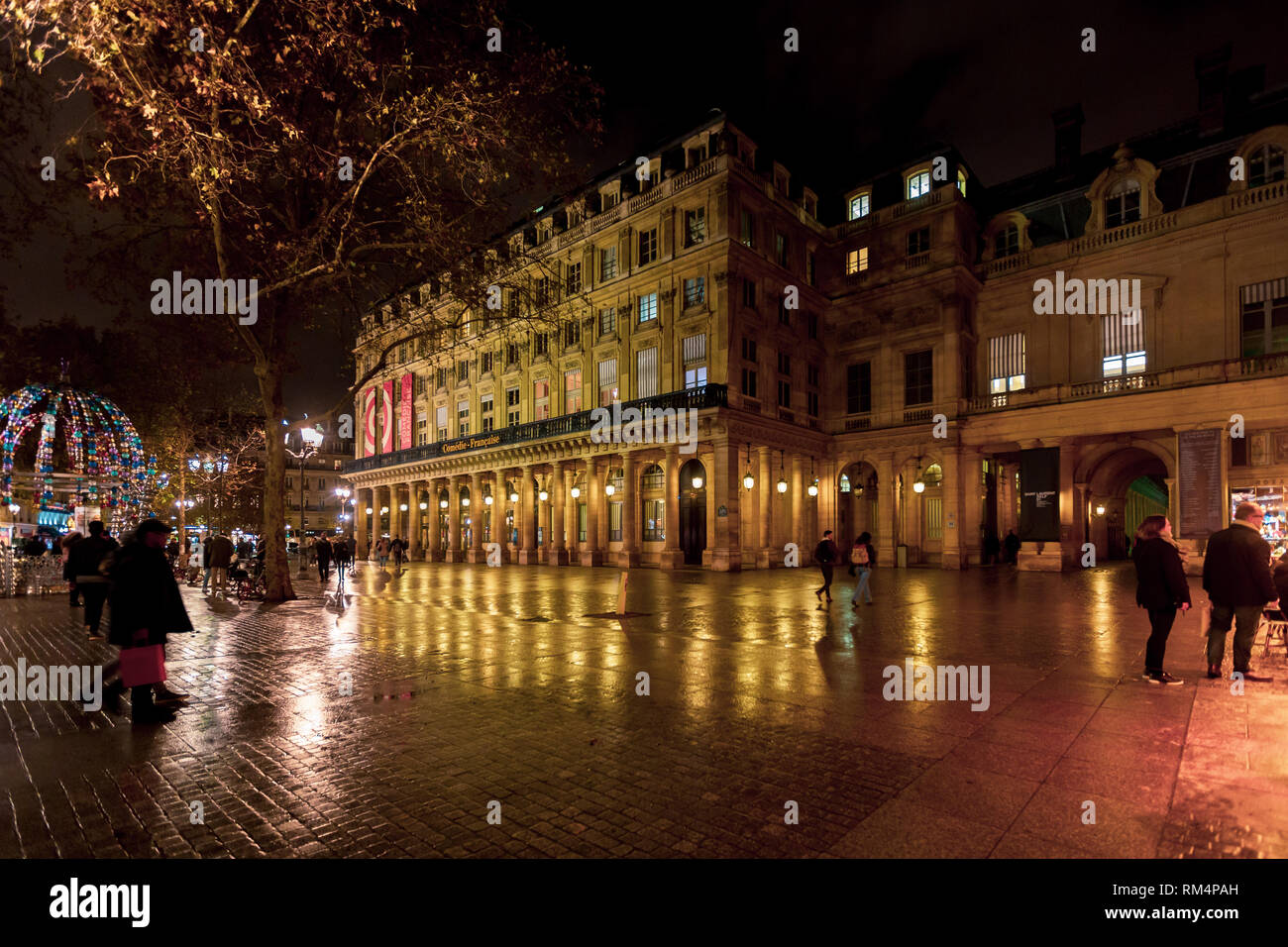 Parigi, Francia - 10 novembre 2018 - Place Colette e la Comédie Française di notte Foto Stock
