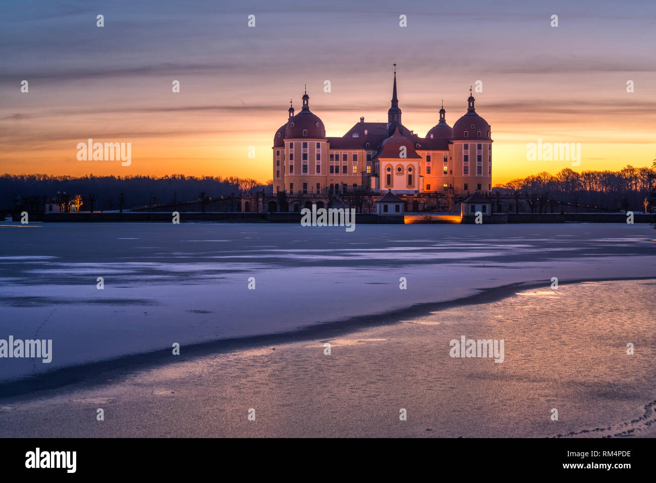 Schloss Moritzburg bei Dresden und Meißen zum Sonnenaufgang im Winter mit Schnee und Eis Foto Stock