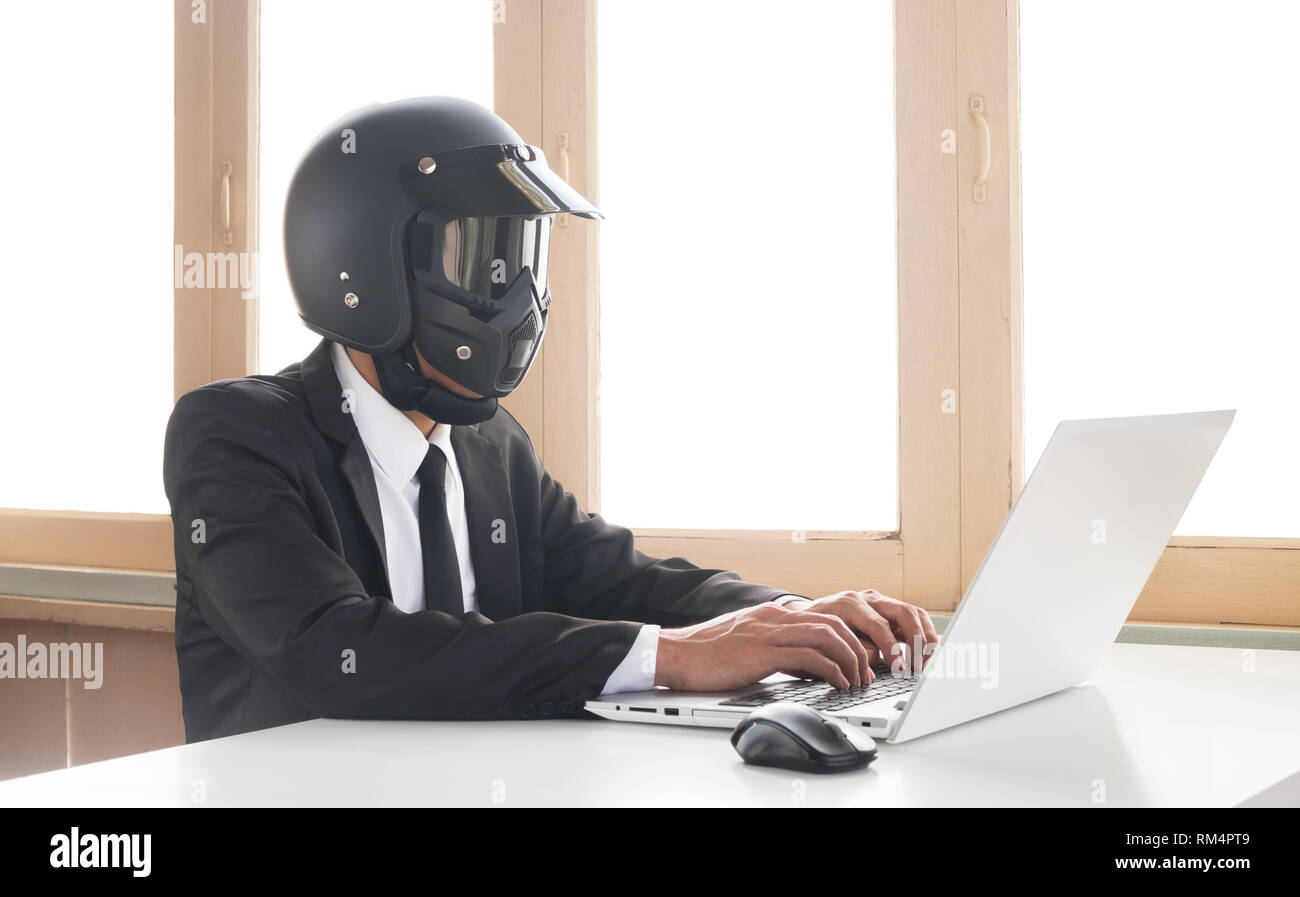 Intelligenza Artificiale Intelligenza Artificiale imprenditore concetto digitando computer portatile in ufficio a casa. Il concetto di business circa la sostituzione umana AI da intelligenza artificiale Foto Stock
