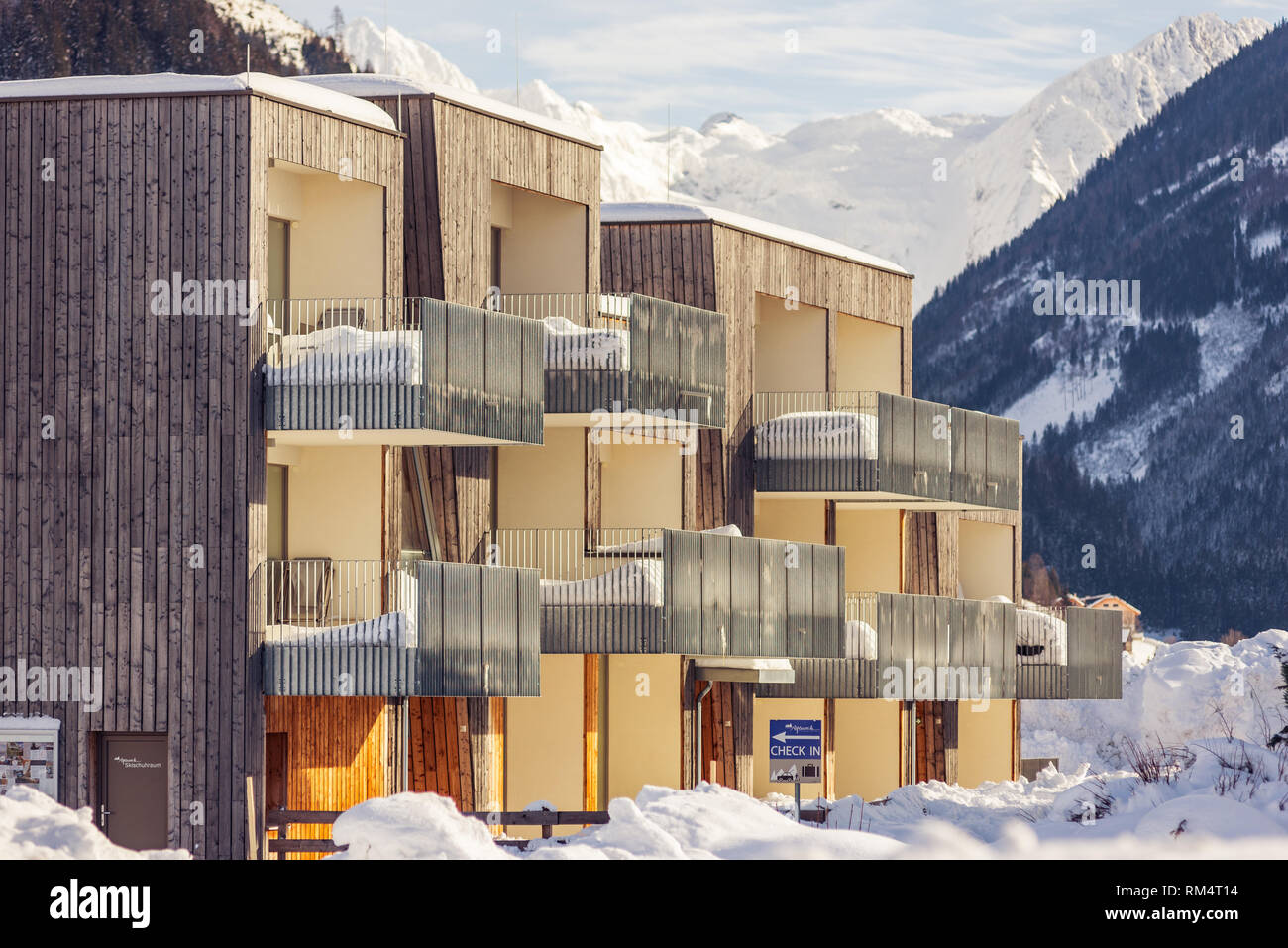 Moderna casa di montagna in inverno con montagne innevate sullo sfondo nella regione sciistica di Schladming-Dachstein, Liezen District, Stiria, Austria Foto Stock
