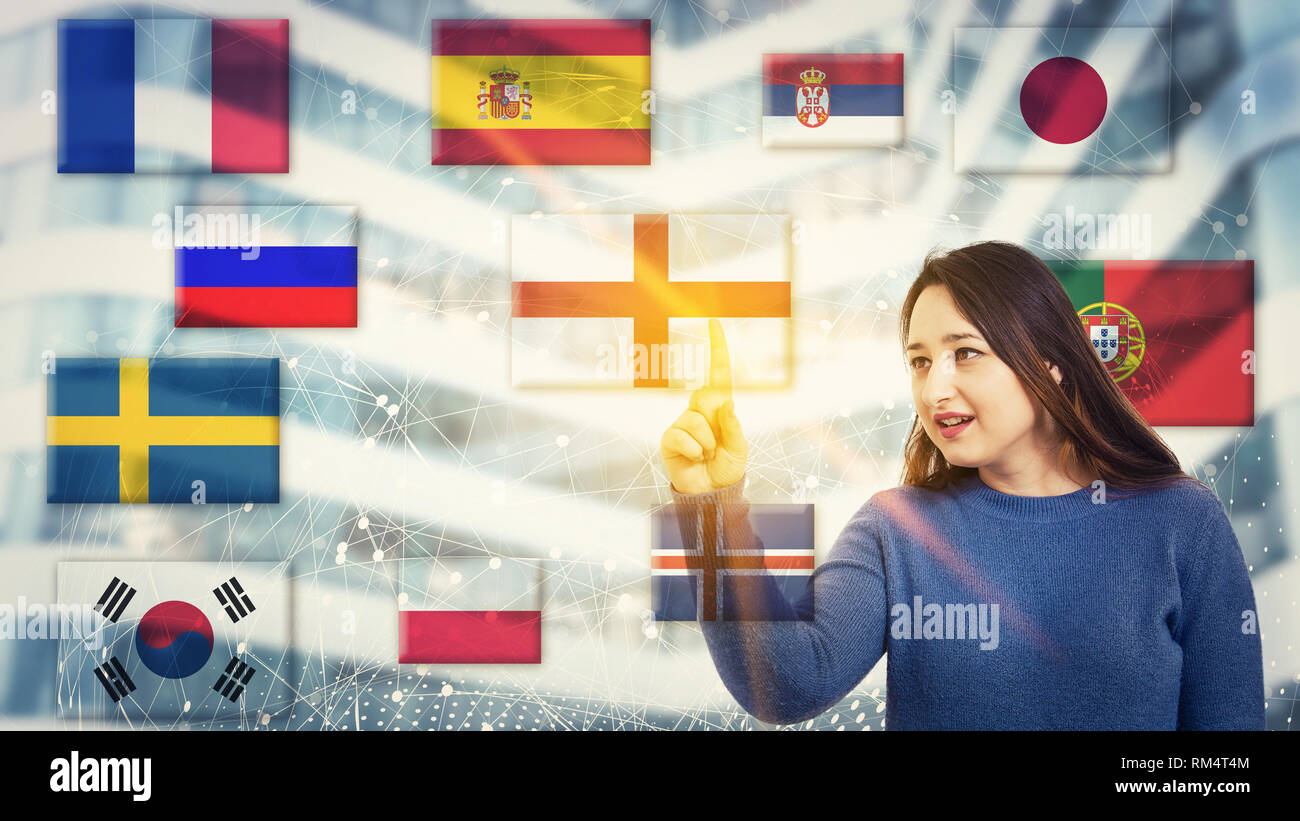 Donna toccare una schermata digitale interfaccia con le bandiere nazionali che mostra diverse lingue parlate in tutto il mondo. Imparare e parlare usando la moderna tec Foto Stock