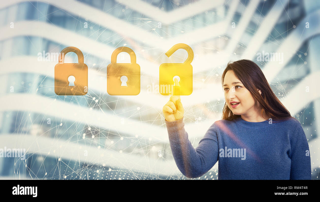 Donna toccare una schermata digitale interfaccia con la scelta del lucchetto di altre opzioni. Lo sblocco di impronte digitali di scansione, in futuro la sicurezza password cy Foto Stock