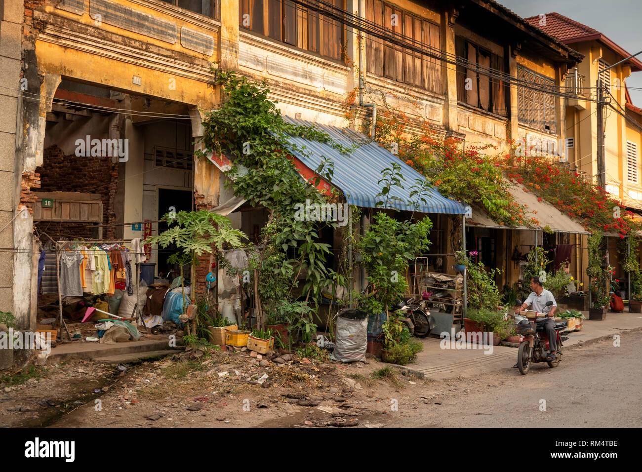 Cambogia, Kampot Provincia, Kampot città, Street 703, non ripristinati decadendo francese antico edifici coloniali inOld area di mercato Foto Stock