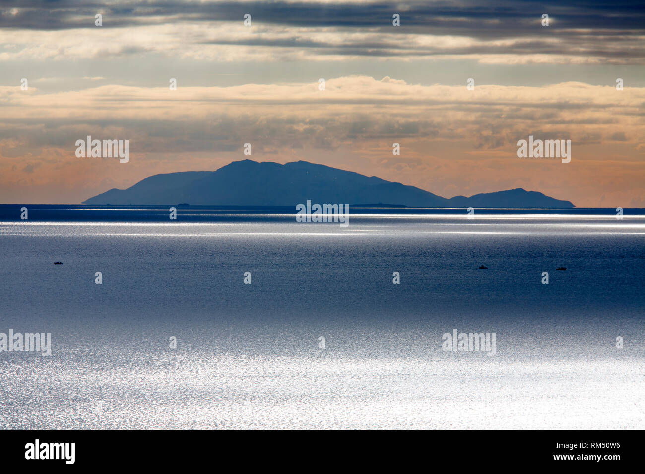 Vista con l'isola del Giglio da Castiglione della Pescaia Castiglione, provincia di Grosseto, Toscana, Italia, Europa Foto Stock
